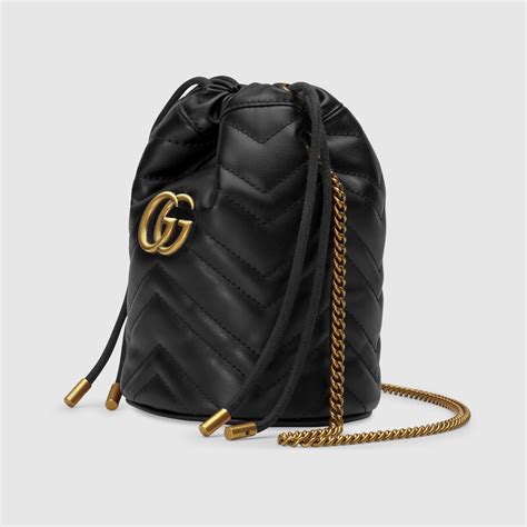 gucci chiusura metallo gg su fondo nero|Secchiello GG Marmont Mini in pelle in Nero .